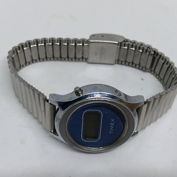 Vintage Timex Women\'s 27mm Silver Tone Blue Dial Digital Watch NEW BATTERY main image 8